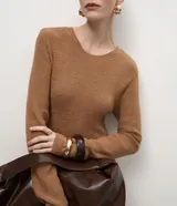 Vestido midi de punto con cuello redondo, mangas largas y falda evasé. Confeccionado en tejido de viscosa, poliéster y poliamida.