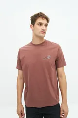 Remera de manga corta color ladrillo con estampado en el pecho.