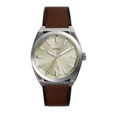 Reloj Fossil Everett con caja de acero inoxidable plateado y correa de cuero marrón. Presenta una esfera color champán con textura guilloché, índices aplicados y ventana de fecha a las seis.