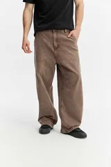 Jean super baggy de corte extra amplio y tiro medio, en color celeste claro con lavado clásico. Confeccionado en 100% algodón.