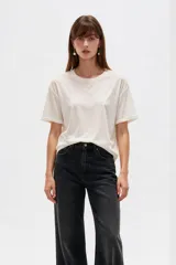 Remera de algodón color blanco, con efecto wash, de manga corta, diseño holgado y cuello redondo.