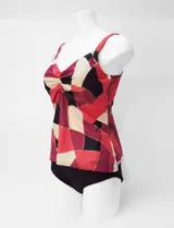 Tankini estampado de la marca Club del Sol, confeccionado con tejido italiano. Consta de una musculosa con escote en V fruncido, copa armada con sujetador interno y forro, combinada con una bombacha de bikini clásica a juego.
