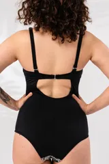 Malla entera con estampado de hojas y animal print, con volados en el escote y breteles regulables.