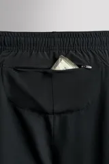 Short deportivo Zara Athleticz de color marrón, confeccionado en tejido técnico ligero y elástico con forro interior. Cuenta con cintura elástica ajustable con cordón, bolsillos frontales, bolsillo trasero con cierre de cremallera, bajo con aberturas laterales y detalle de logo estampado en la pierna.