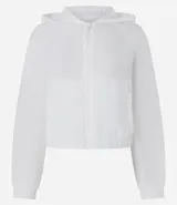 Campera rompevientos deportiva cropped de color blanco, con capucha, cierre frontal y puños elásticos. Confeccionada en poliamida, presenta un diseño ligero y funcional.