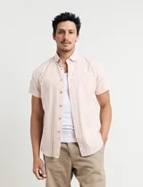 Camisa de manga corta con botones, a rayas verticales color rojo y blanco, con bolsillo en el pecho.