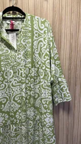 Vestido midi de algodón con estampado geométrico en blanco y negro, corte amplio y mangas largas.