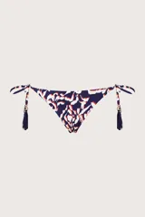 Calzón de bikini con tiras laterales ajustables y diseño estampado en tonos azul marino, blanco y rojo, decorado con borlas colgantes en los cordones.
