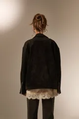 Chaqueta tipo biker de gamuza sintética color tostado, con cuello solapa, cierre frontal y diseño holgado.