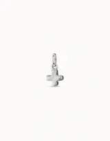 Dije charm con forma de cruz minimalista, bañado en plata. Compatible con pulseras y collares. Diseño unisex.