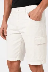 Bermuda cargo color natural de algodón, con bolsillos laterales con solapa y trabillas para cinturón.