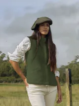 Chaleco de paño color verde oliva, con cuello alto y cierre frontal oculto. Presenta bolsillos laterales con solapa y un diseño estructurado.