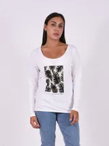 Remera blanca de manga larga con cuello redondo y estampado rectangular frontal con hojas de palmera en blanco y negro.
