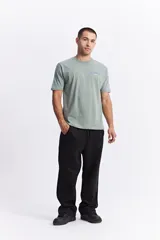 Remera de manga corta color verde menta, con escote redondo y fit regular. Presenta un estampado en la espalda con la frase "NO RULES! BREAK THE RULES" y un diseño abstracto en tonos azules y blancos.