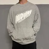 Buzo gris melange de corte oversize, con cuello redondo y bolsillo frontal tipo canguro. Presenta un estampado grande en el pecho con la palabra Midway en color blanco.