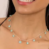 Collar de plata 925 con cadena de 40 cm más 5 cm de extensión, adornado con piedras de amazonita en forma de gotas.