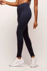 Calza deportiva de tiro alto con diseño de costuras curvas laterales y efecto modelador. Confeccionada en tejido técnico de alta compresión, ideal para entrenamientos de alta intensidad.