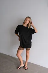Short tipo biker de lycra con estampado de leopardo en tonos marrones y negros.