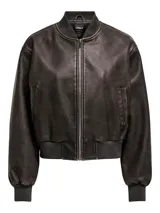 Chaqueta bomber corta color marrón chocolate, con cuello biker, cierre de cremallera frontal, bolsillos laterales y puños acanalados.