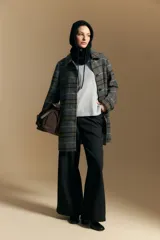 Polera de cuello alto en color blanco, confeccionada en tejido acanalado con un diseño geométrico de relieve que crea un efecto visual estilizado. Presenta un corte al cuerpo y mangas largas, ideal para usar como prenda base o principal.