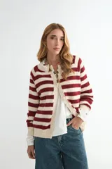 Saco tejido de punto con diseño a rayas horizontales en gris y beige, cuello redondo, cierre frontal con botones y mangas largas.