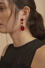 Vestido largo negro con hombros descubiertos, volados en el pecho, mangas cortas y paneles de encaje transparente en la falda.