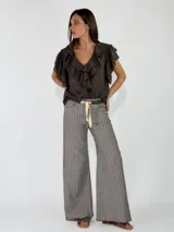 Pantalon de lino a rayas, con diseño de pierna ancha y cordón ajustable en la cintura.