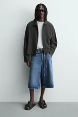 Sandalia de estilo casual en color verde militar con acabado engomado, dos tiras anchas en el empeine ajustables con hebillas y plantilla anatómica.