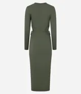 Vestido ajustado de largo midi, color verde militar, con cuello redondo y mangas largas. Presenta aberturas laterales en la cintura ajustadas con lazos.