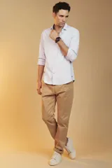 Pantalón de gabardina color beige, de corte recto y estilo clásico, con bolsillos laterales y traseros.