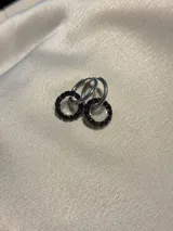 Aros tipo argolla dorados con dije circular de resina transparente y strass color fucsia.