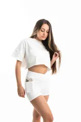 Remera blanca de algodón, corte cropped y mangas cortas.