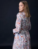 Vestido midi de gasa estampada marca Julia Jordan, con cuello a la base fruncido, escote en V y lazo de ajuste. Cintura con lazo de ajuste, manga larga con puño elastizado y forro interno.