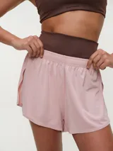 Short deportivo rosado con cintura elastizada, aberturas laterales y tela dry fit.