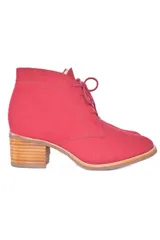 Botin de caña baja con cordones frontales, confeccionado en cuero vacuno liso color rojo granada. Presenta puntera redondeada y tacón bloque de madera clara.