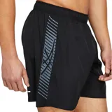 Short deportivo Asics negro de tejido ligero con logo reflectivo en la pierna derecha y cintura elástica con cordón ajustable.