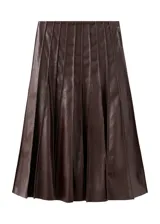 Falda midi plisada de cuero sintético en color marrón oscuro, con diseño de talle alto y caída acampanada.