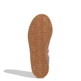 Championes Adidas modelo VL Court 3.0, de estilo retro inspirado en las canchas. Presentan un exterior de gamuza sintética en color azul, con las icónicas tres tiras laterales en color rosado y suela de goma color caramelo.
