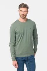 Remera manga larga lisa, color gris claro, con cuello redondo y logo bordado en el pecho.