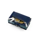 Billetera compacta de cuero sintético color azul marino, con mecanismo de eyección de tarjetas y cierre a presión.