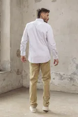 Pantalón chino color ocre, de corte recto y tiro medio.