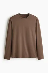 Remera deportiva de manga larga marrón con cuello redondo y tejido funcional con tecnología DryMove.