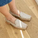 Zapato tipo mocasín color beige con textura tipo reptil.