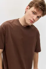 Remera de manga corta y cuello redondo, de corte clásico y color marrón.