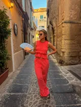 Pantalón largo de tiro alto con estampado a cuadros vichy en tonos rojo y blanco, de corte recto y holgado.