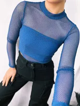 Body de red con cuello alto y mangas largas.