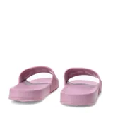 Sandalia tipo slide Umbro modelo Flip, color rosado, con banda ancha superior que presenta el logo de la marca en relieve.