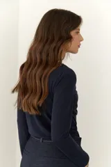 Remera negra de viscosa con cuello drapeado y mangas largas.