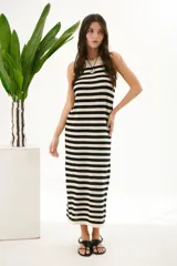 Vestido largo sin mangas, de tejido de punto, con cuello redondo y estampado de rayas horizontales anchas en blanco y negro.