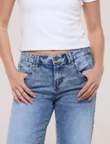 Jean wide leg de tiro medio, marca DJEANS, en tono azul claro con efecto acid wash. Presenta pretina con pasadores, cierre y botón, bolsillos delanteros inclinados y bolsillos traseros aplicados.